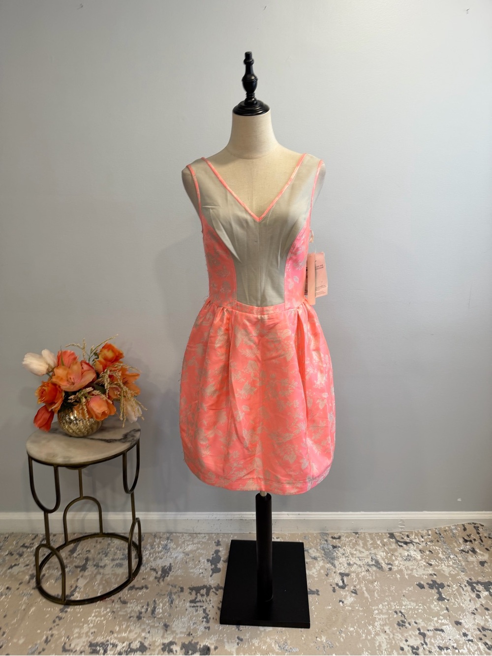 YOANA BARASCHI Coral Floral Brocade Mini Dress with V-Neck - Size 6 - Reemoly